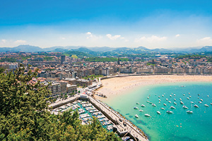 An overhead view of the bustling beaches of the resort town San Sebastián.